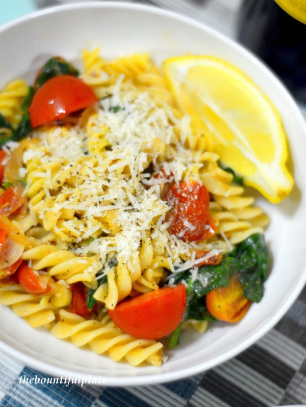 Spinach and cherry tomatoes pasta